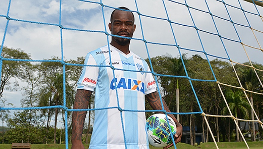 Elton Martins estreia com a camisa Alviceleste