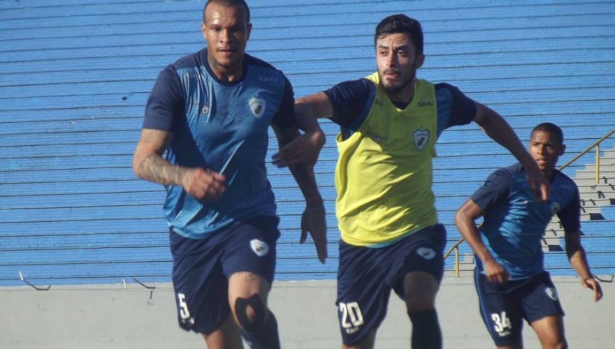 Tencati posiciona jogadores em treinamento no Café