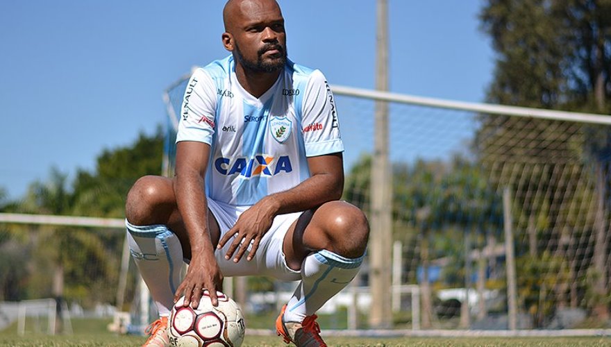 Novo reforço do Tubarão, Édson Silva elogia estrutura da SM 