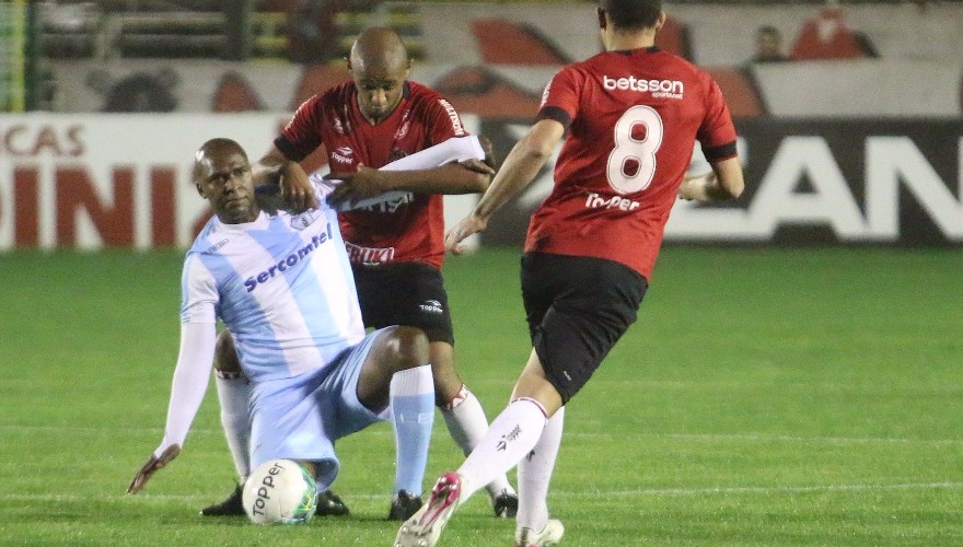 'Itagol' faz e Tubarão vence em Pelotas 'Itagol' faz e Tubarão vence em Pelotas