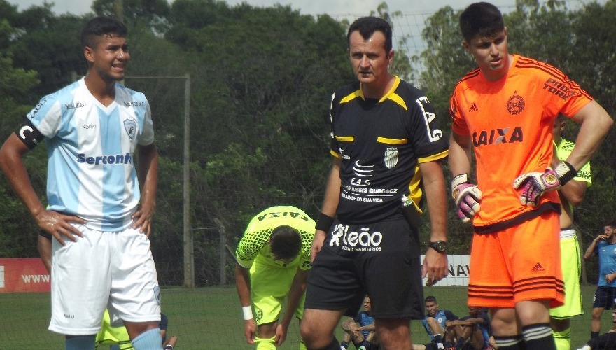 Em jogo polêmico, Tubarãozinho empata no CT Em jogo polêmico, Tubarãozinho empata no CT