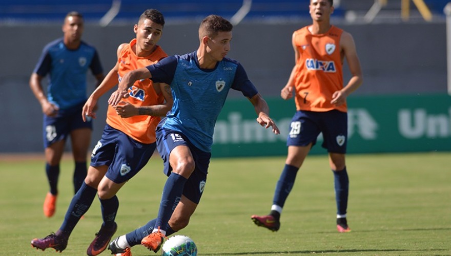 De olho no Paraná, elenco teve tarde de treino no Café