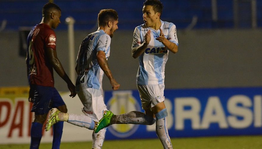 Com primeiro gol de Artur, Tubarão empata com o Paraná Clube
